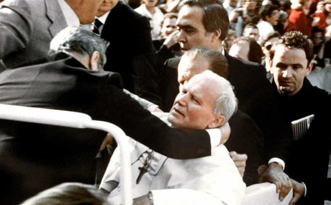 Vụ ám sát Giáo hoàng John Paul II năm 1981. Vào ngày 13/5/1981, Giáo hoàng John Paul II đã bị trúng 4 phát đạn khi đang bước vào Quảng trường St Peter ở Vatican. Giáo hoàng sau đó đã công khai tha thứ và vào nhà tù thăm kẻ ám sát Mehmet Ali Ağca.