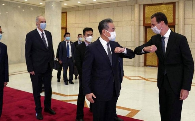 Tổng thống Syria Bashar al-Assad gặp Bộ trưởng Ngoại giao Trung Quốc Vương Nghị. Ảnh: skynewsarabia