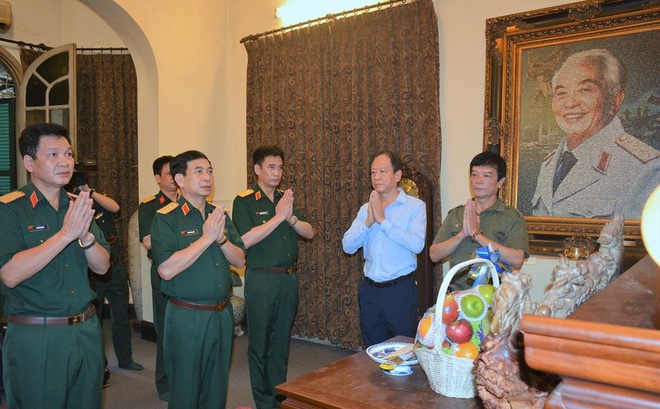 Đại tướng Phan Văn Giang và đoàn công tác dâng hương tưởng nhớ Đại tướng Võ Nguyên Giáp. Ảnh: Chiến Văn