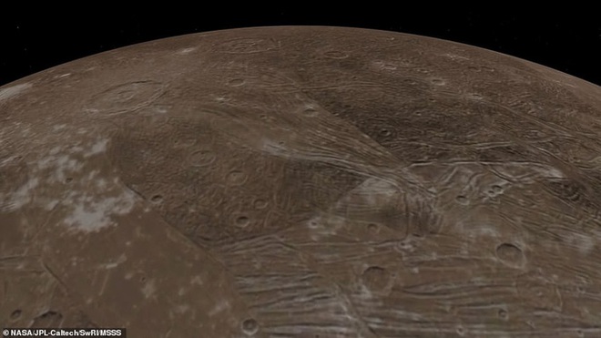 Những bức ảnh tuyệt đẹp về mặt trăng lớn nhất Hệ Mặt trời - Ảnh 2.