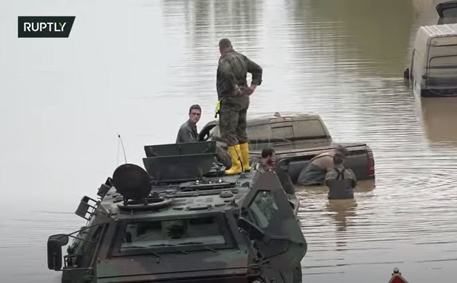 Hình ảnh binh sĩ Đức tham gia tìm kiếm nạn nhân lũ lụt trên đoạn đường cao tốc. Ảnh: RT