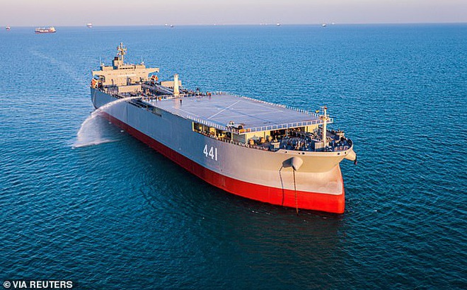 Tàu chiến IRINS Makran được cải tạo từ tàu chở dầu. Ảnh: Reuters