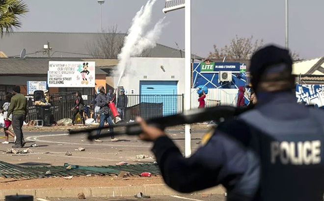 Các cửa hàng, siêu thị tại Nam Phi bị đập phá và cướp bóc. Ảnh: AP.