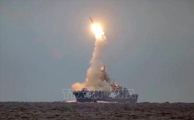 Tên lửa siêu thanh Tsirkon của Nga được phóng thử nghiệm từ tàu chiến Đô đốc Gorshkov trên Biển Trắng ngày 6/10/2020. Ảnh: Reuters/TTXVN