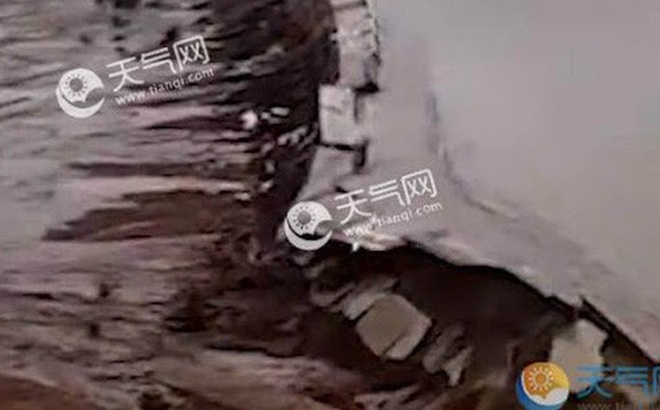 Hai con đập ở Nội Mông - Trung Quốc bị vỡ vì mưa lớn. Ảnh: Tianqi.com