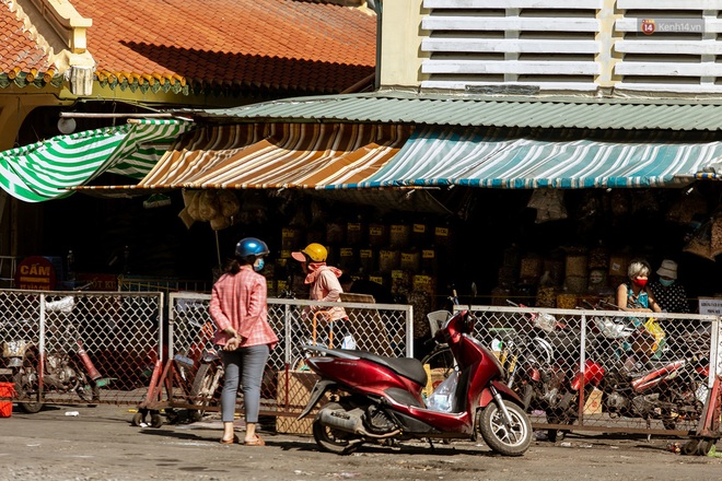 Ảnh: Khung cảnh vắng lặng chưa từng thấy của Chợ Lớn sau khi đóng cửa phòng Covid-19 - Ảnh 16.