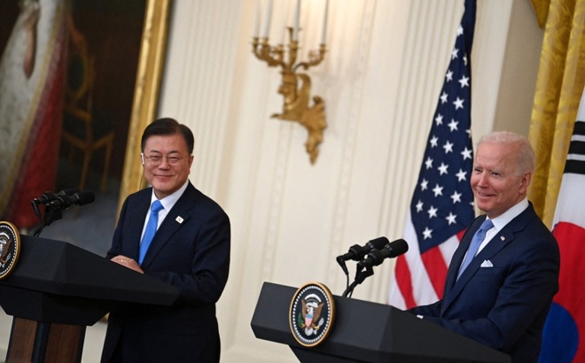 Tổng thống Hàn Quốc Moon Jae In và Tổng thống Mỹ Joe Biden. Ảnh: AFP