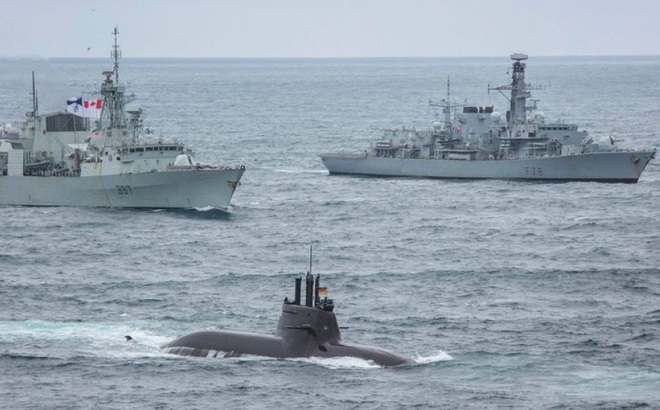 Tàu khu trục HMCS Fredericton của Canada (trái), tàu khu trục HMS Kent của Anh (phải) và một tàu ngầm Đức trong cuộc tập trận Dynamic Mongoose của NATO vào tháng 7/2020. Ảnh: Hải quân Hoàng gia Anh