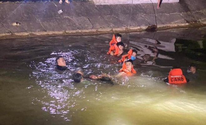 Lặn mò trong đêm tìm kiếm thi thể hai chị em họ 9 tuổi và 13 tuổi đuối nước trên sông - Ảnh 1.
