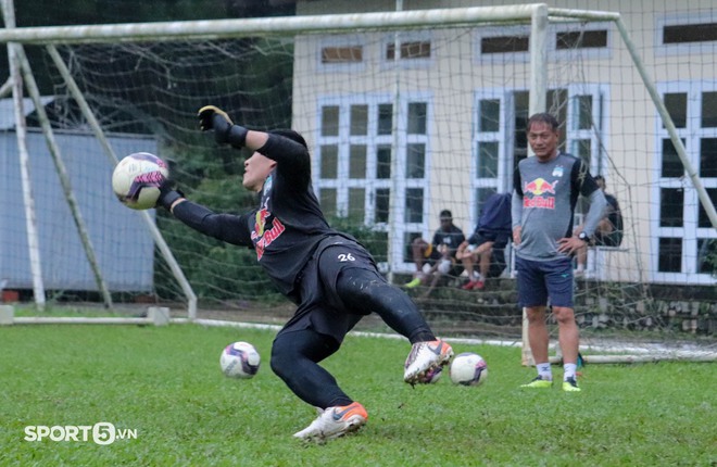 Xuân Trường híp mắt trong mưa, HAGL rèn quân dưới thời tiết khắc nghiệt chờ V.League trở lại - Ảnh 14.