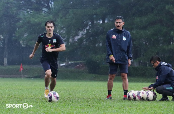 Xuân Trường híp mắt trong mưa, HAGL rèn quân dưới thời tiết khắc nghiệt chờ V.League trở lại - Ảnh 8.