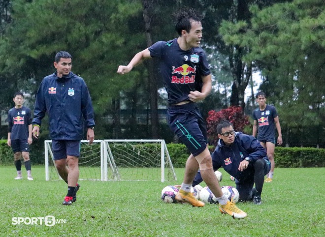 Xuân Trường híp mắt trong mưa, HAGL rèn quân dưới thời tiết khắc nghiệt chờ V.League trở lại - Ảnh 9.