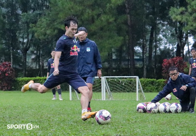 Xuân Trường híp mắt trong mưa, HAGL rèn quân dưới thời tiết khắc nghiệt chờ V.League trở lại - Ảnh 10.