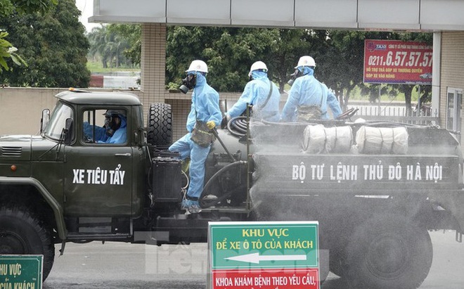 Lực lượng phòng hóa của BTL Thủ đô Hà Nội phun khử trùng, tiêu độc tại Bệnh viện Bệnh Nhiệt đới Trung ương cơ sở 2, ngày 6/5. Ảnh: Nguyễn Minh