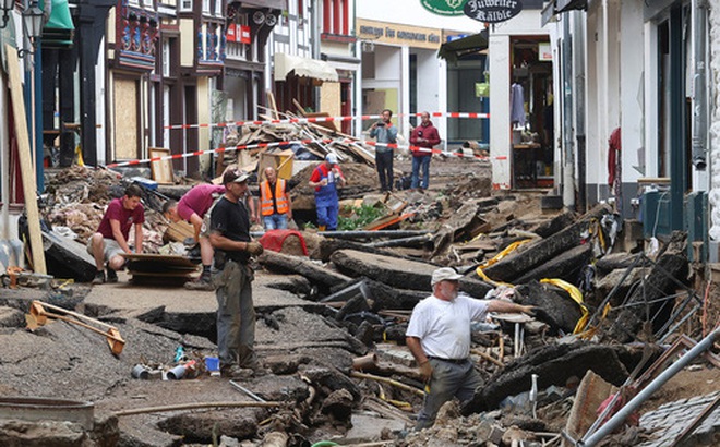 Một khu vực bị mưa lũ tàn phá ở Bad Muenstereifel - Đức hôm 19-7 Ảnh: REUTERS