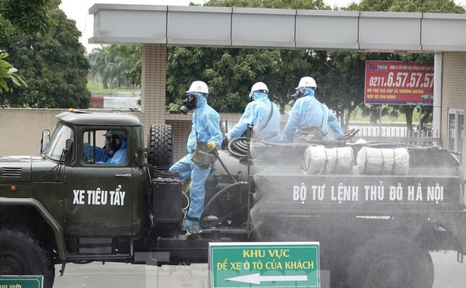 Lực lượng phòng hóa của BTL Thủ đô Hà Nội phun khử trùng, tiêu độc tại Bệnh viện Bệnh Nhiệt đới Trung ương cơ sở 2, ngày 6/5. Ảnh: Nguyễn Minh