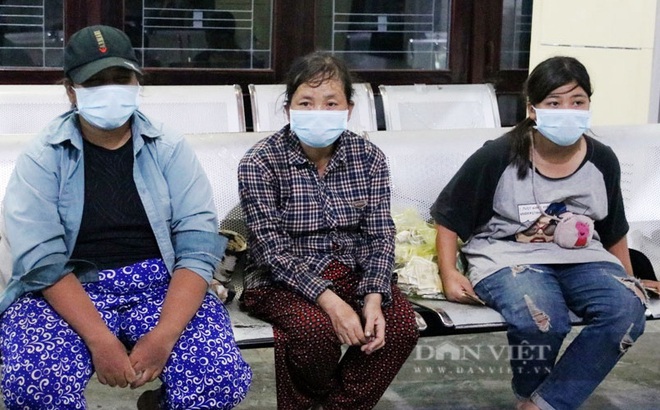 4 mẹ con bà Nguyễn Thị Hương đang ngồi chờ tàu tại ga Tháp Chàm (Ninh Thuận). Ảnh: Quang Đăng.