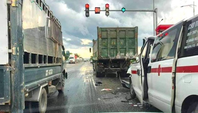 Mẹ sản phụ tử vong khi xe cứu thương đâm đuôi xe hổ vồ - Ảnh 1. Mẹ sản phụ tử vong khi xe cứu thương đâm đuôi xe hổ vồ - Ảnh 1.