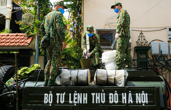 Hà Nội: Bộ tư lệnh Thủ đô dùng xe chuyên dụng, phun khử khuẩn toàn bộ thị trấn Quốc Oai - Ảnh 2.