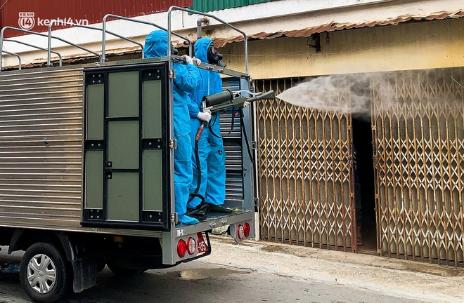 Hà Nội: Bộ tư lệnh Thủ đô dùng xe chuyên dụng, phun khử khuẩn toàn bộ thị trấn Quốc Oai - Ảnh 8.