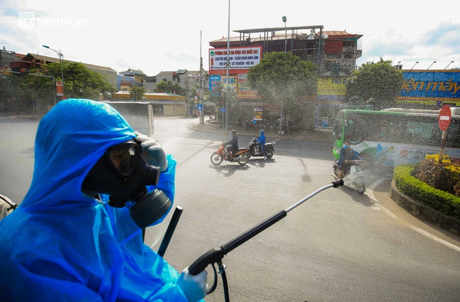 Hà Nội: Bộ tư lệnh Thủ đô dùng xe chuyên dụng, phun khử khuẩn toàn bộ thị trấn Quốc Oai - Ảnh 10.