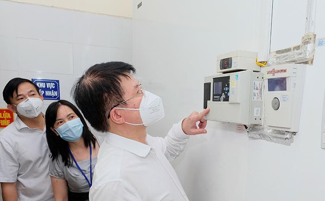Thứ trưởng Trương Quốc Cường kiểm tra kho lạnh bảo quản vắc xin của CDC Hà Nội Ảnh: Trần Minh
