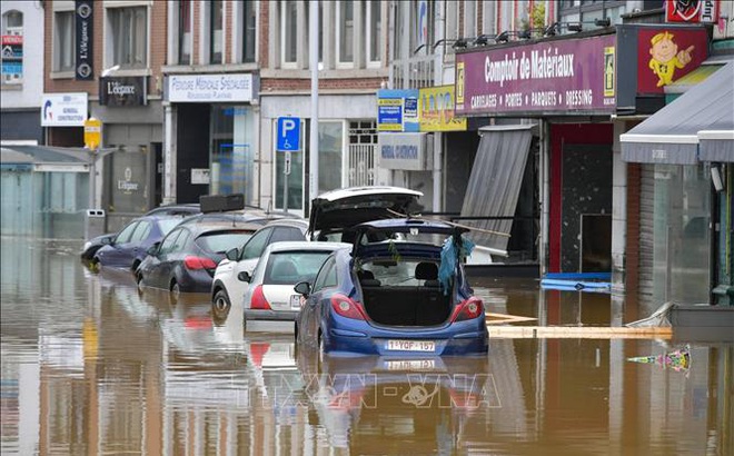 Ngập lụt do mưa lũ tại quận Chenee, Liege, Bỉ ngày 16/7/2021. Ảnh: AFP/TTXVN