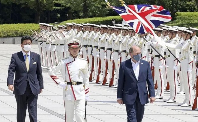 Hai Bộ trưởng quốc phòng của Nhật và Anh trong lễ đón ngày 20/7. Ảnh: Reuters
