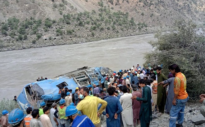 Xe bus rơi xuống vách núi sau vụ tấn công xảy ra ở tỉnh Khyber Pakhtunkhwa hôm 14/7. Ảnh: AP