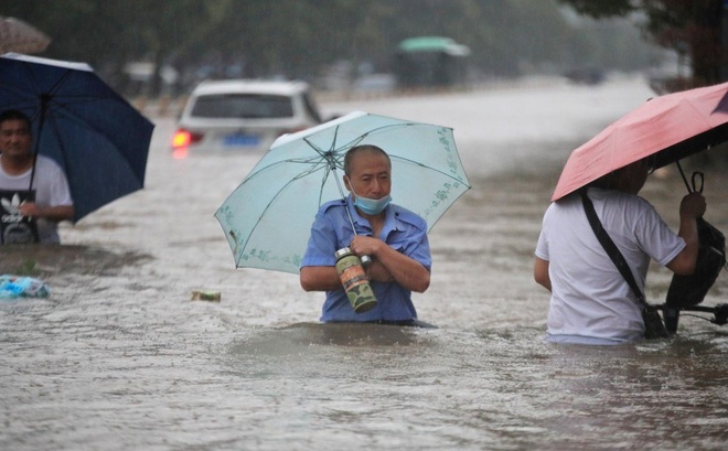 Mưa lớn gây ra lũ lụt kỉ lục ở thành phố Trịnh Châu, tỉnh Hà Nam. Ảnh: Reuters