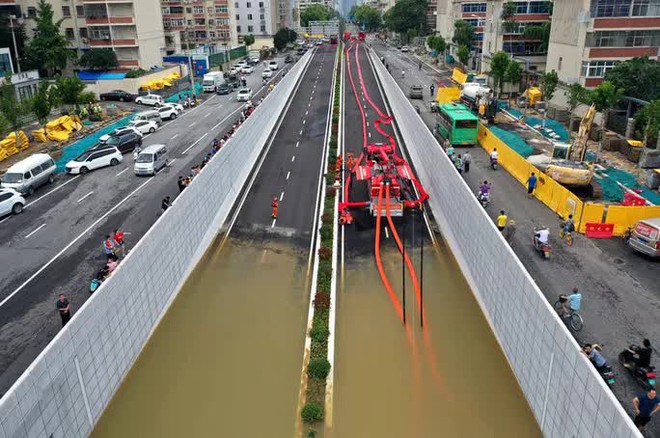 Những hình ảnh đáng quên sau lũ lụt kinh khủng ở Trung Quốc - Ảnh 4.