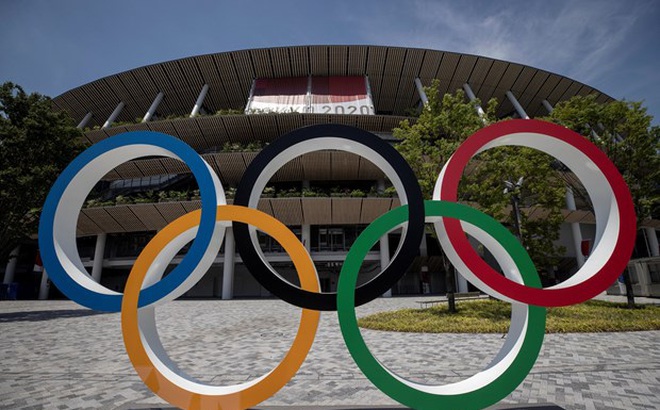 Biểu tượng Olympic tại khu vực sân vận động Olympic ở Tokyo, Nhật Bản ngày 20/7/2021. (Ảnh: AFP/TTXVN)