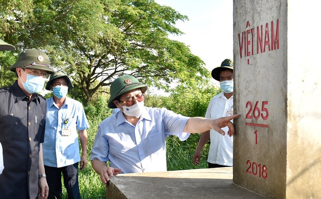 Thủ tướng Phạm Minh Chính kiểm tra công tác phòng, chống dịch COVID-19 trên tuyến biên giới Tây Nam, khu vực Đồn Biên phòng Vĩnh Ngươn, Bộ đội Biên phòng tỉnh An Giang, ngày 9/5 - Ảnh: VGP/Nhật Bắc