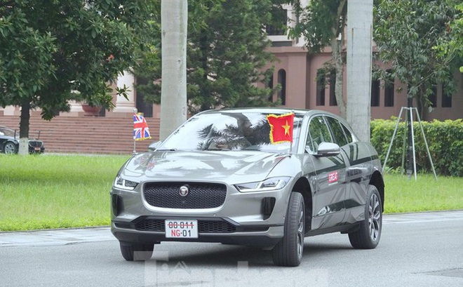 Chiếc xe chạy hoàn toàn bằng điện Jaguar I-PACE đầu tiên tại Việt Nam mang biển số ngoại giao đưa Bộ trưởng Robert Ben Lobban Wallace tới Bộ Quốc phòng Việt Nam hội đàm với Đại tướng Phan Văn Giang. Ảnh: Nguyễn Minh