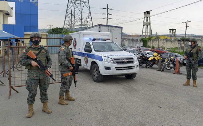 Xe cấp cứu ra khỏi nhà tù ở Guayaquil, Ecuador. Ảnh tư liệu: AFP