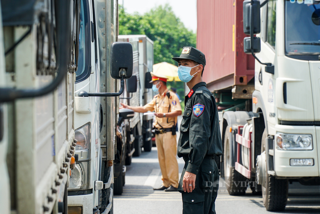 Công an Hà Nội đề nghị người dân chủ động chuẩn bị giấy tờ gì để qua chốt kiểm dịch nhanh nhất? - Ảnh 2.