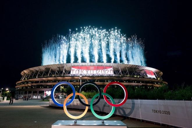 Lễ khai mạc Olympic diễn ra quá lâu, vận động viên nằm luôn ra sân - Ảnh 3.