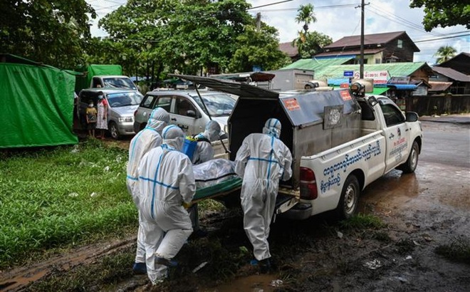 Chuyển thi thể bệnh nhân Covid-19 đi hỏa táng tại Yangon, Myanmar ngày 10/7/2021. Ảnh: AFP