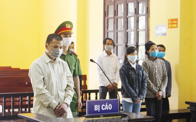 Bị cáo Lương Văn Côi (ngoài cùng, bên trái) ra tòa lĩnh án 17 năm tù -Ảnh: H. N