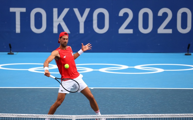Djokovic trong buổi luyện tập làm quen sân thi đấu của Olympic Tokyo. (Ảnh: Reuters).