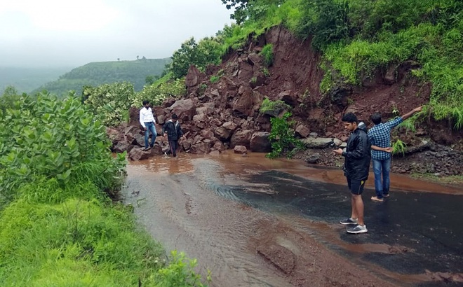 Đất đá sạt lở cắt đứt một con đường tại khu vực Bhimashankar, bang Maharashtra, Ấn Độ ngày 22/7. Ảnh: ANI