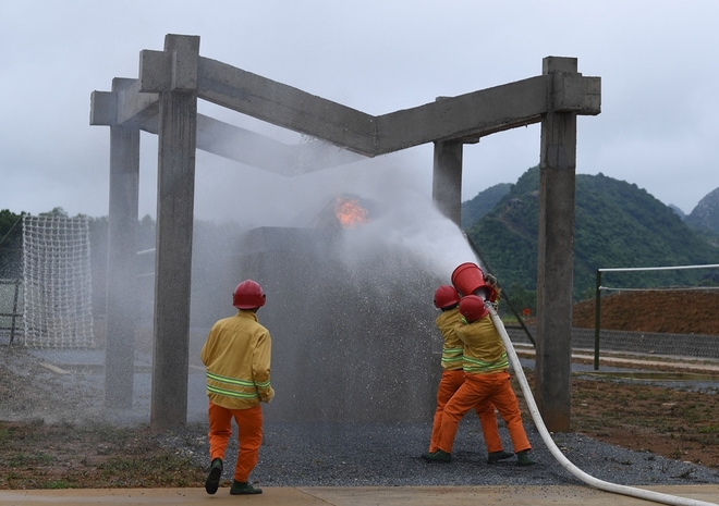 Xem Đội tuyển Cứu hộ-cứu nạn “luyện bài” - Ảnh 2.