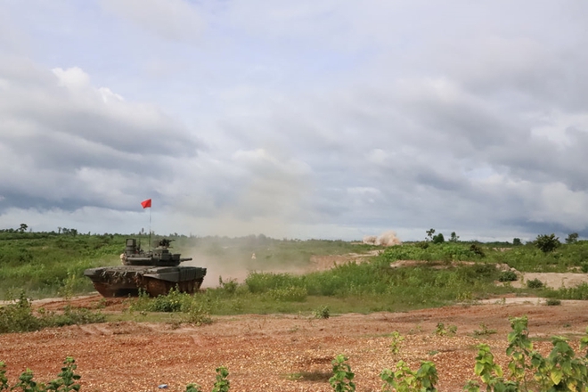 Binh chủng Tăng thiết giáp Lào diễn tập bắn đạn thật - Ảnh 4.