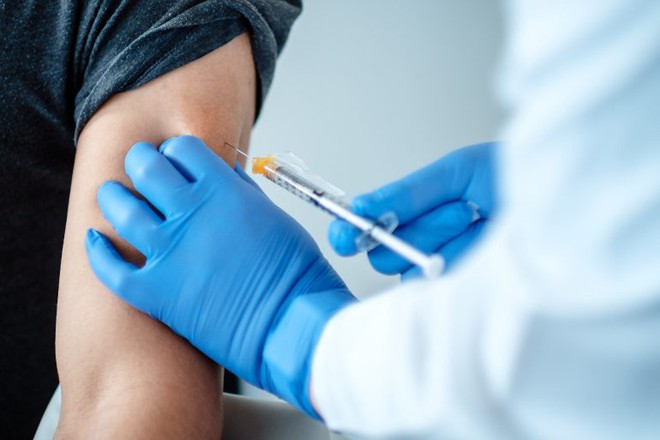 Giãn cách hai mũi vaccine COVID của Pfizer giúp tăng kháng thể - Ảnh 1.