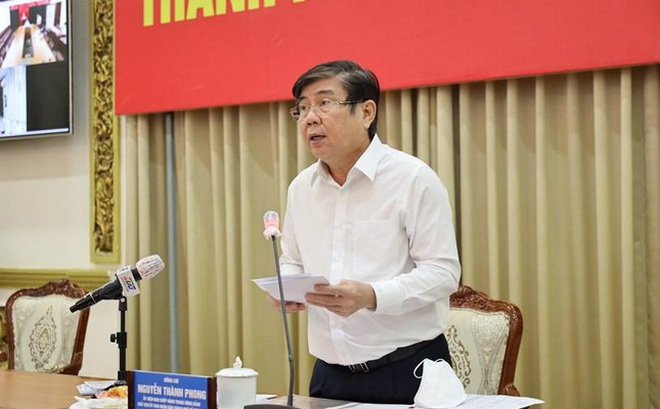 Chủ tịch UBND TPHCM Nguyễn Thành Phong báo cáo tại buổi làm việc trực tuyến với Thủ tướng Chính phủ tối 23/7.