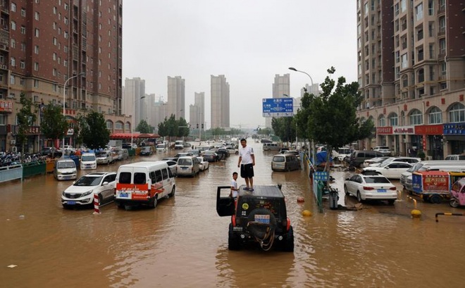 Hơn 7,5 triệu dân chịu ảnh hưởng bởi lũ lụt ở tỉnh Hà Nam, 56 nạn nhân thiệt mạng và hơn 1,5 triệu người phải sơ tán. Ảnh: Reuters