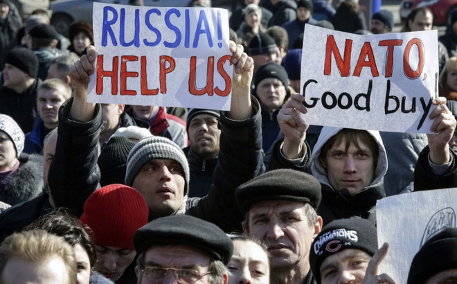 Những người biểu tình ủng hộ Nga tham gia một cuộc biểu tình ở trung tâm Donetsk vào ngày 8 tháng 3 năm 2014. Ảnh: Reuters