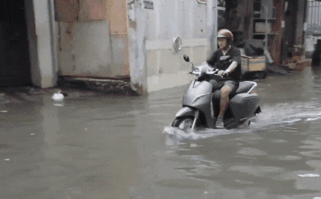 Xe máy VinFast Klara lội nước băng băng không sợ 'chết máy'. Ảnh: CafeF