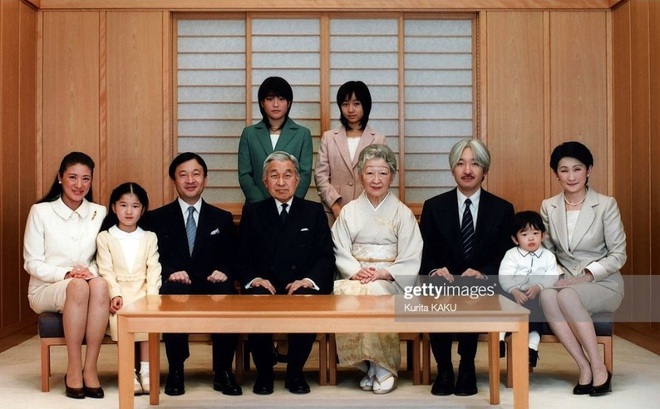 Thiên hoàng Akihito bên Hoàng hậu Michiko và con cháu. Hình ảnh: Getty Images