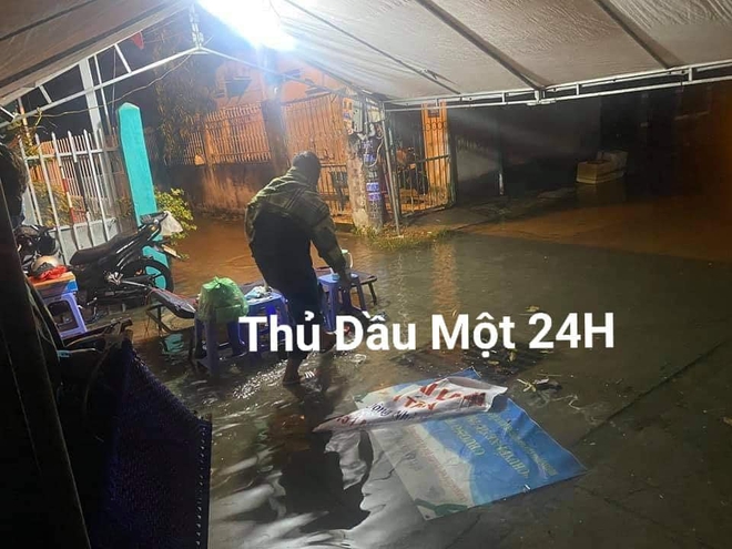 Các cán bộ ngồi co ro trong mưa lạnh, trắng đêm bám trụ tại chốt kiểm dịch: Khoảnh khắc cuối tuần khiến tất cả xót xa - Ảnh 4. Các cán bộ ngồi co ro trong mưa lạnh, trắng đêm bám trụ tại chốt kiểm dịch: Khoảnh khắc cuối tuần khiến tất cả xót xa - Ảnh 4.